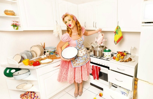 Блондинка домохозяйка испытала восторг от хардкора от первого лица прямо на кухне